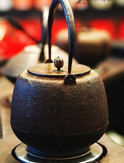     王德傳茶莊的故事從1862年開始，創(chuàng)建人王俺尚於清同治年間由福建晉江渡海來臺，在臺南府城創(chuàng)立 了第一家茶莊。經(jīng)過了幾個世代，目前的經(jīng)營者找了廣告界的朋友，將自家茶莊重新打造，建立了王德傳 這個品牌，同時，打造位於臺北長春路的首間形象店。